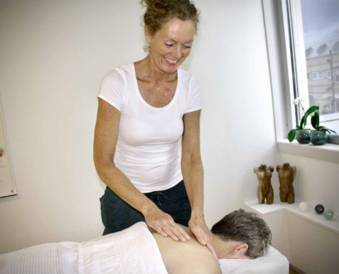 Anni masserer en klient på nakken